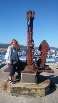 a Eva tu prolézá všechna zákoutí