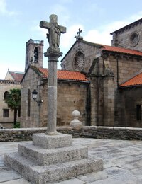 Poutní kříž stojí ve středobodu této krásy