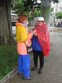 Vyfasovala nepromokavé kalhoty a futrál na batoh