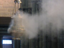 kterou se pak napříč hlavní lodí houpá