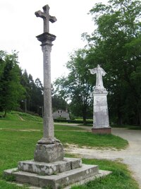 se sochou Anděla a poutním křížem