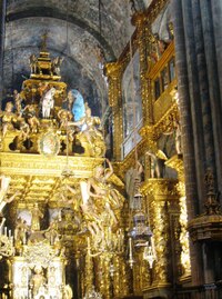 Slouží se ve staré známé zlaté katedrále