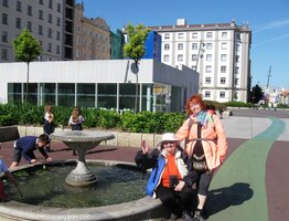 a tady zahájili prohlídku města