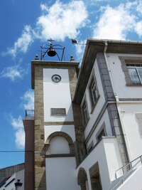 s hodinovou věží Torre de Reloy