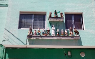 je dům s kýčovitou výzdobou