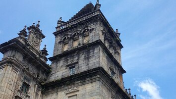 nad nímž kvetou i kamenné římsy