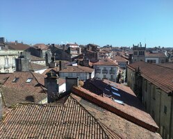 na střechy okolních domů a paláců