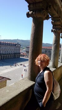 a takto shlížela z ochozů