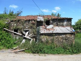 a opuštěná stavení