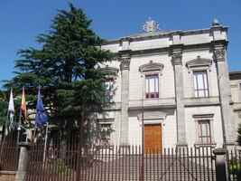 a já mířím okolo Galicijského parlamentu