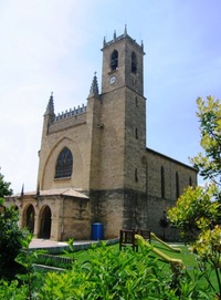 dojdete do městečka Obanos s kostelem,