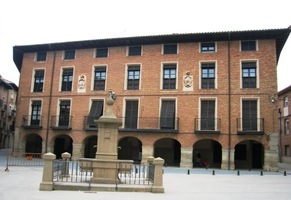 až k radničnímu náměstí ve městě Los Arcos