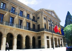 Pamplonu proslavily asi více známé "býčí slavnosti" Encierro