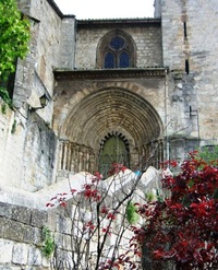 končí u portálu z 13. století