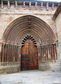 s kostelem na vrcholu