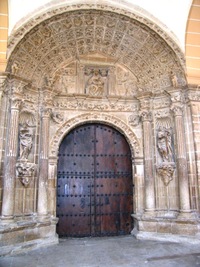 jehož platereskní portál vás upoutá už z dálky