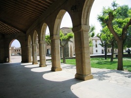 ambity rozlehlého historického kláštera,