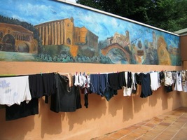 a alberguem s pestrými malůvkami v jídelně