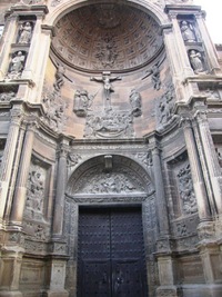 a klášterů s monumentálními portály