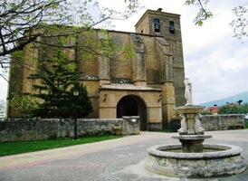 Před kostelem ve Villatuerté