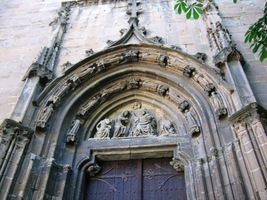 s nádherným portálem