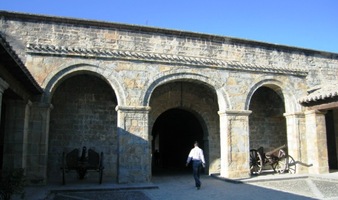 V centru města stojí rozlehlá pevnost - Citadela