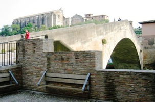 Přes tento most vede cesta z města