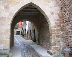 a vede do měst, jejichž branami kdysi prošli