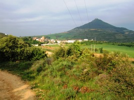 a pod ním ves Villamayor de Monjardin