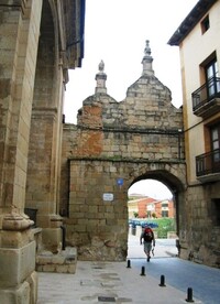 A tady oblouk poutní brány, který dal městu jméno