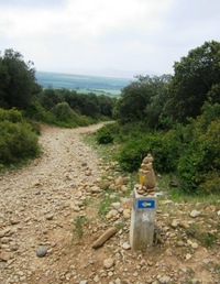 Odtud se jde sice strmě až  krkolomně dolů,