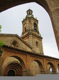 Nápadnjá je barokní věž románského kostela San Andrés