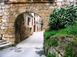 se středověkou branou poutníků