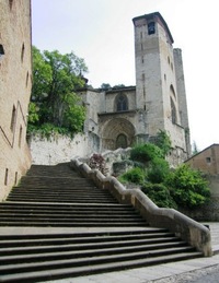 Schodiště k pozdně románskému chrámu San Pedro de la Rúa