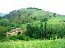 a pak strmě dolů k potoku