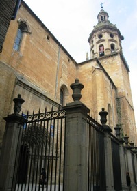 Pokračuje se ulicí Calle Mayor s kostelem Iglesia de Santiago