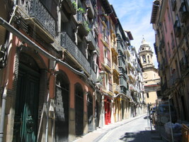 a uličkami obytné části města,