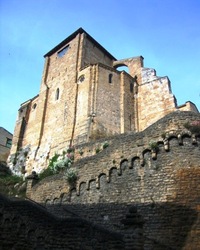 V opozici stojí další románský skvost - Iglesia de San Miquel Arcangel