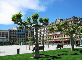 a hlavní náměstí Plaza del Castillo