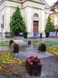 před německým evangelickým kostelem