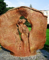 s nápaditou řezbářskou a zahradnickou