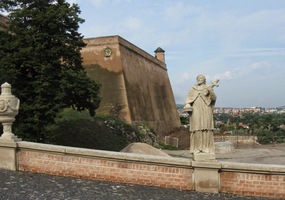 zdobeného cennými sochami