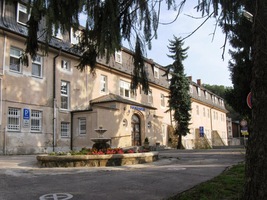 O pár kilometrů dále je areál