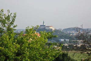 Šeří se a do města ještě daleko.