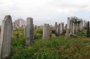 u místního židovského hřbitova