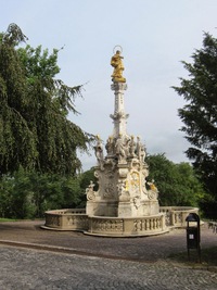 a pak přijdete k mariánskému sloupu