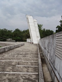 a náhle jsme narazili na tuto stavbu