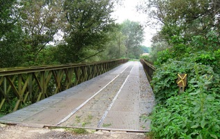 Ze vsi jdeme přes bývalý železniční most