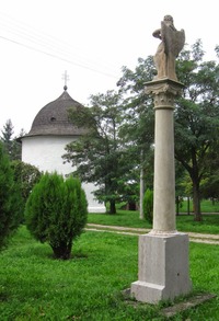 obklopenou parkem s mnoha sochami