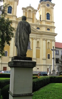 se souborem soch před portálem